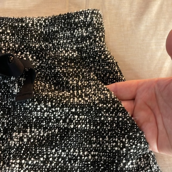 LOFT - wms XS - Boucle mini skirt - nearly new - Picture 2 of 3